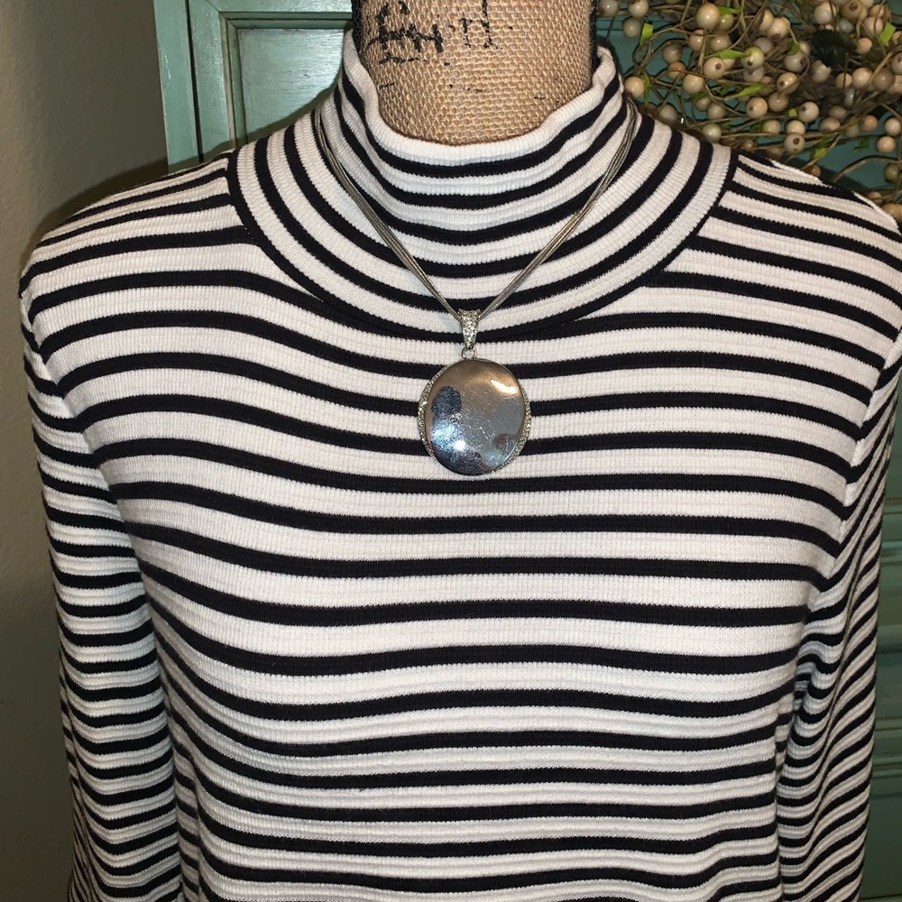 Sale! 💕Crown & Ivy Ribbed Striped Top - Picture 2 of 6